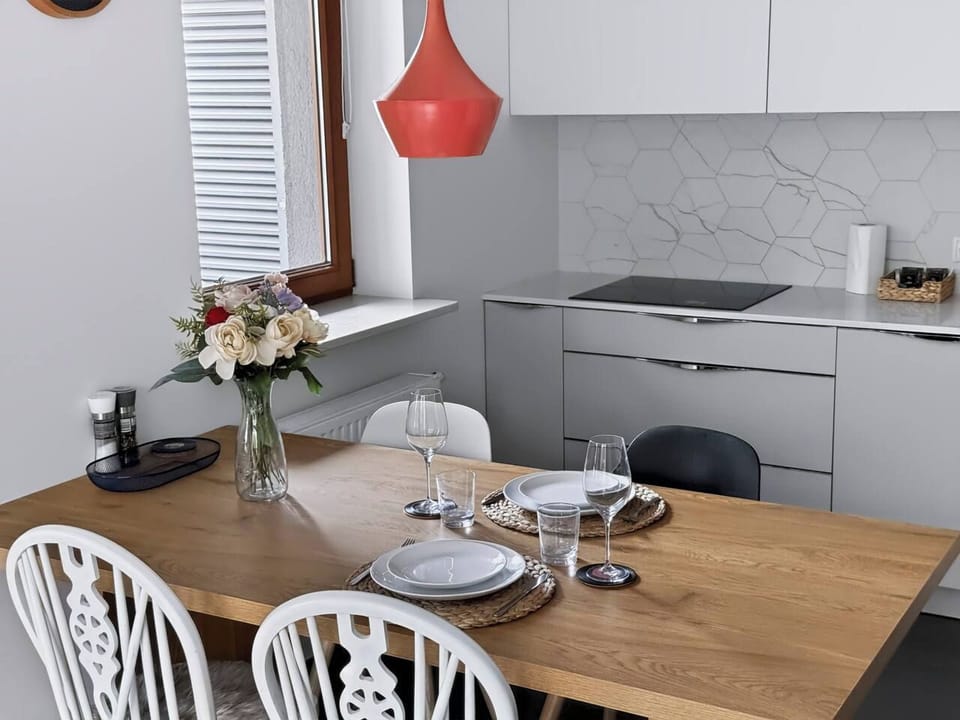 Dining table for comfortable meals | Book now with Rentujemy