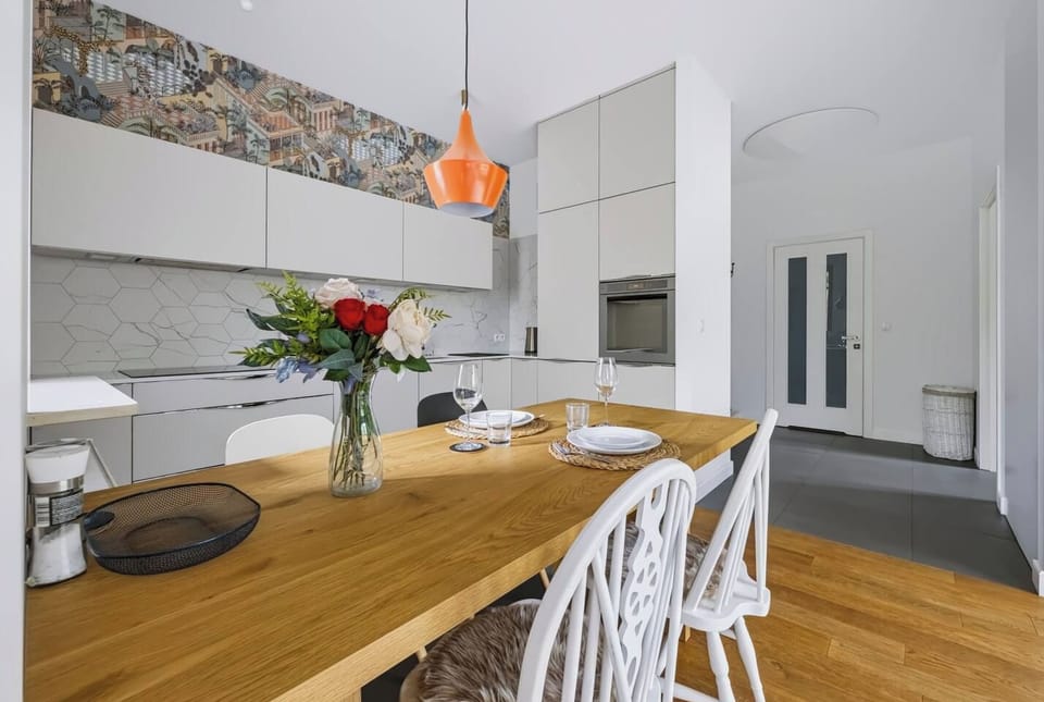 Dining table for comfortable meals | Book now with Rentujemy