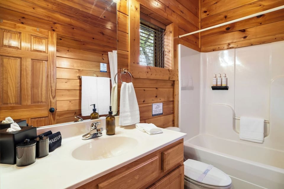 One of five beautifully maintained bathrooms features a tub/shower combination, plush towels, premium bath amenities, and the exceptional cleanliness you expect from every Altespacio Signature Stay.