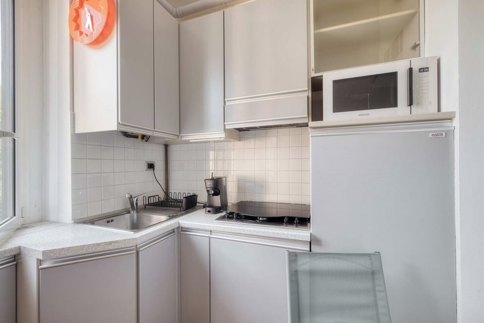 Fully equipped kitchen with essential appliances for a comfortable stay.