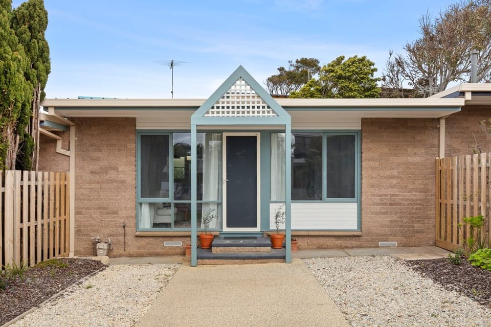 This ground floor unit with off street parking is perfectly located for your coastal holiday