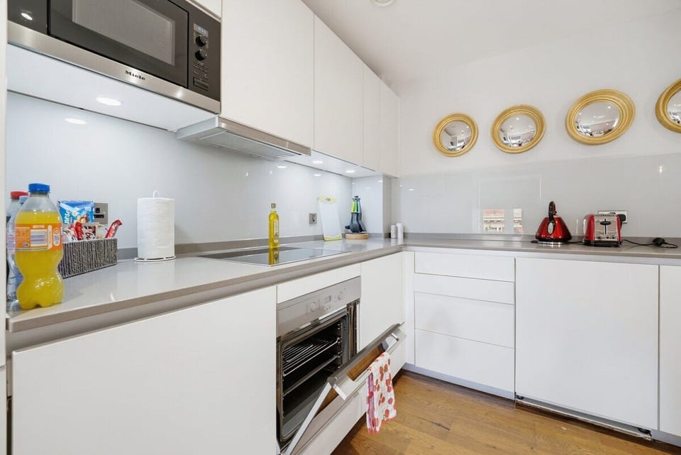 Full kitchen