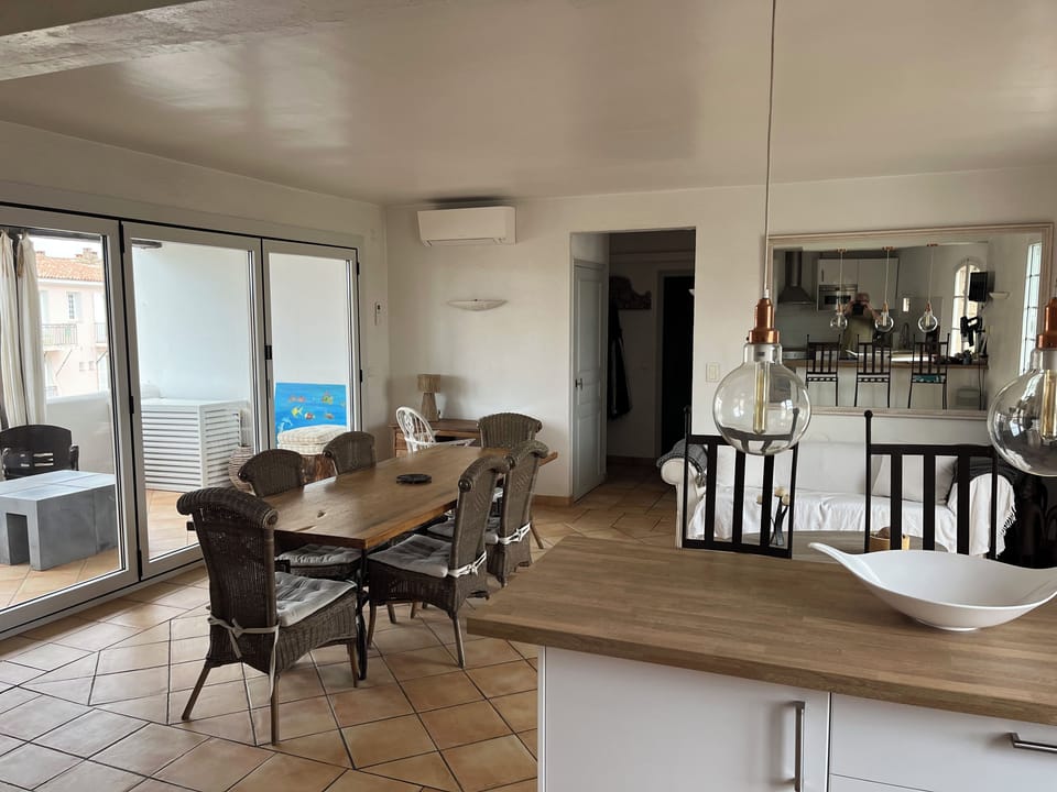 Duplex in the center of Port Grimaud. Pets welcome! Apartment in Grimaud