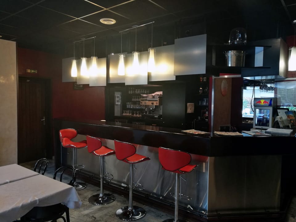 You’ll love to have a cool drink at the bar.
