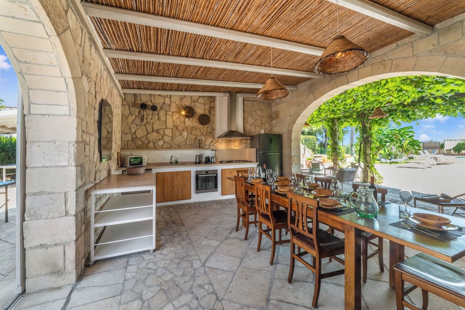 Outdoor kitchen