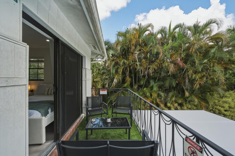 809 Lurssen spacious suite private balcony