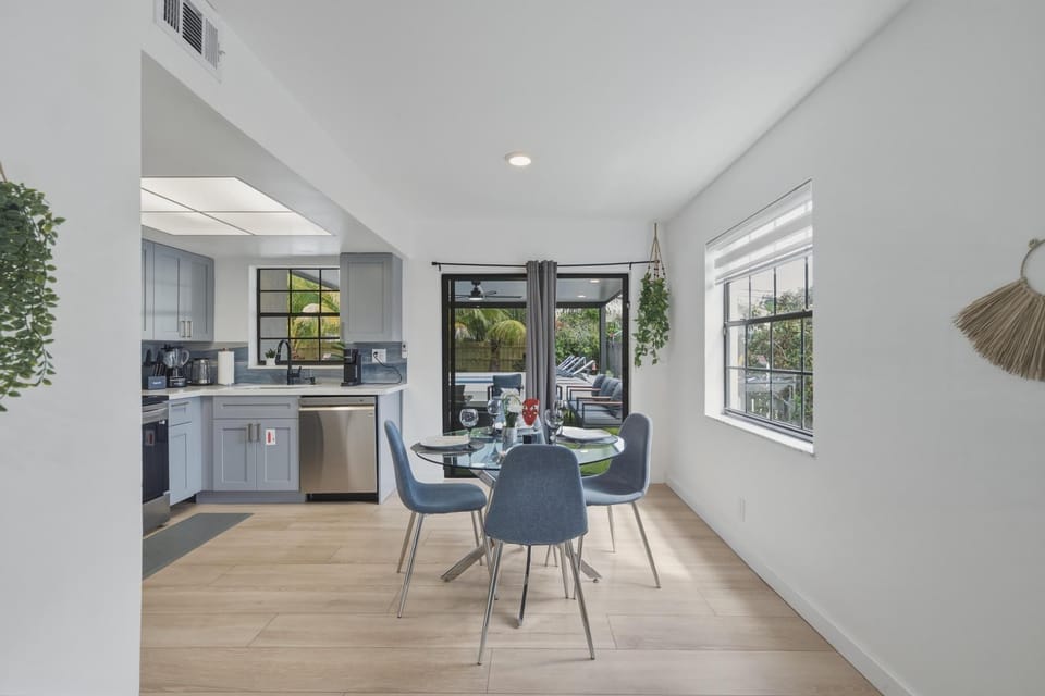 807 breakfast area