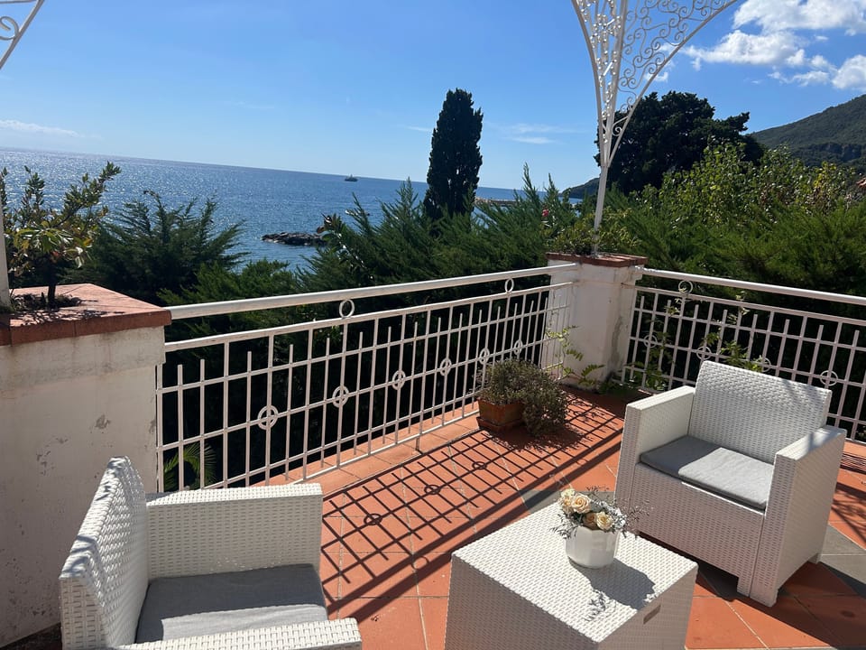 Villa Scogliera dei Gabbiani with sea view, shared pool and Wi-Fi Apartment in Campania