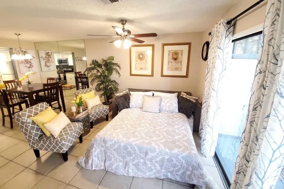 Efficient multi-use space featuring a convertible sofa bed for guests, seamlessly integrated into the living area with easy access to the dining and kitchen spaces.