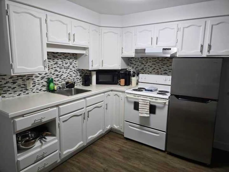 fullkitchen with keurigg pods with kirkland coffea and decaf and keurigg machine