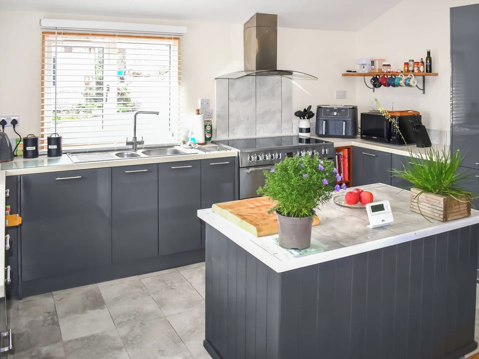 Bathroom | Crosspark Bungalow Stables, Ashburton