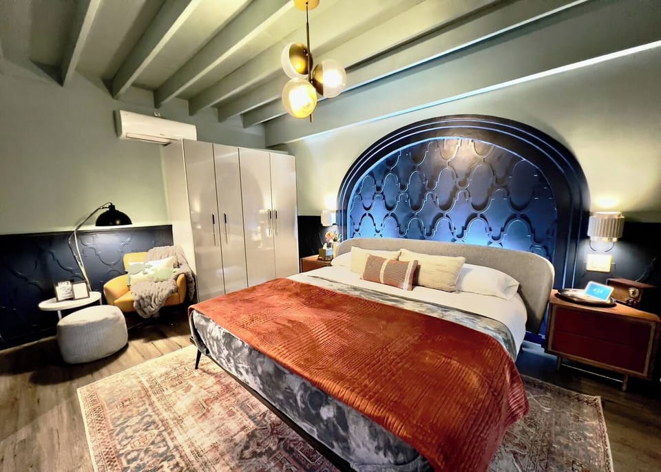 King bed, 55 inch TV, private entrance, in a boutique hotel setting, walk to Wilton Drive. Mini fridge, coffee, tea.