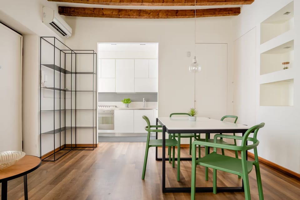 Living-room with fully-furnished kitchen