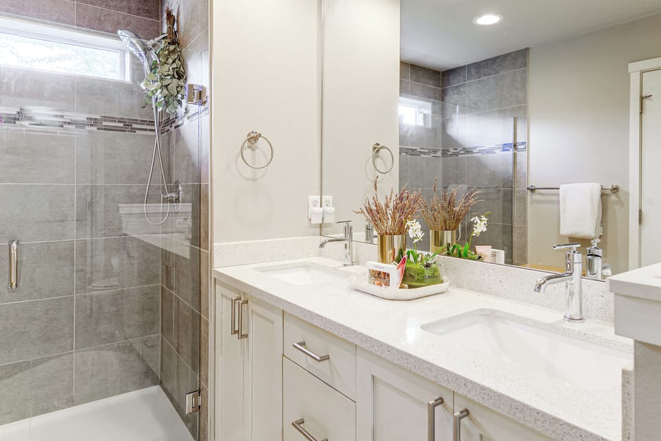 Full Bathroom | 3rd Floor