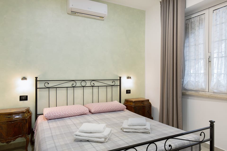 Double Room with Private Bathroom Apartment with Shared Terrace, Wi-Fi, and Air Conditioning Apartment in Latina