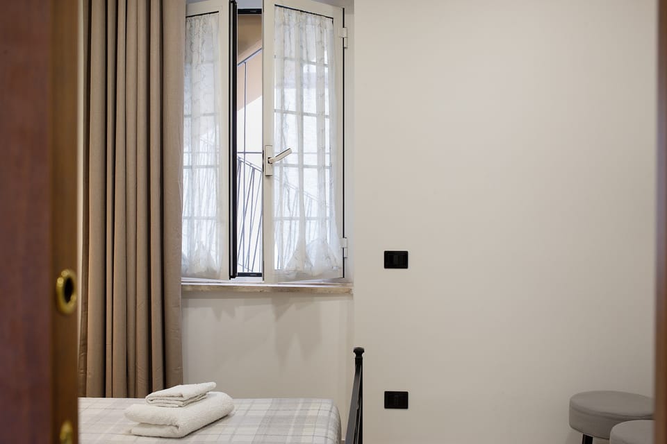 Double Room with Private Bathroom Apartment with Shared Terrace, Wi-Fi, and Air Conditioning Apartment in Latina