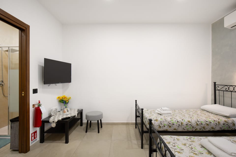 Apartment 'Matrimoniale Doppia' with Shared Terrace, Wi-Fi and Air Conditioning Apartment in Latina