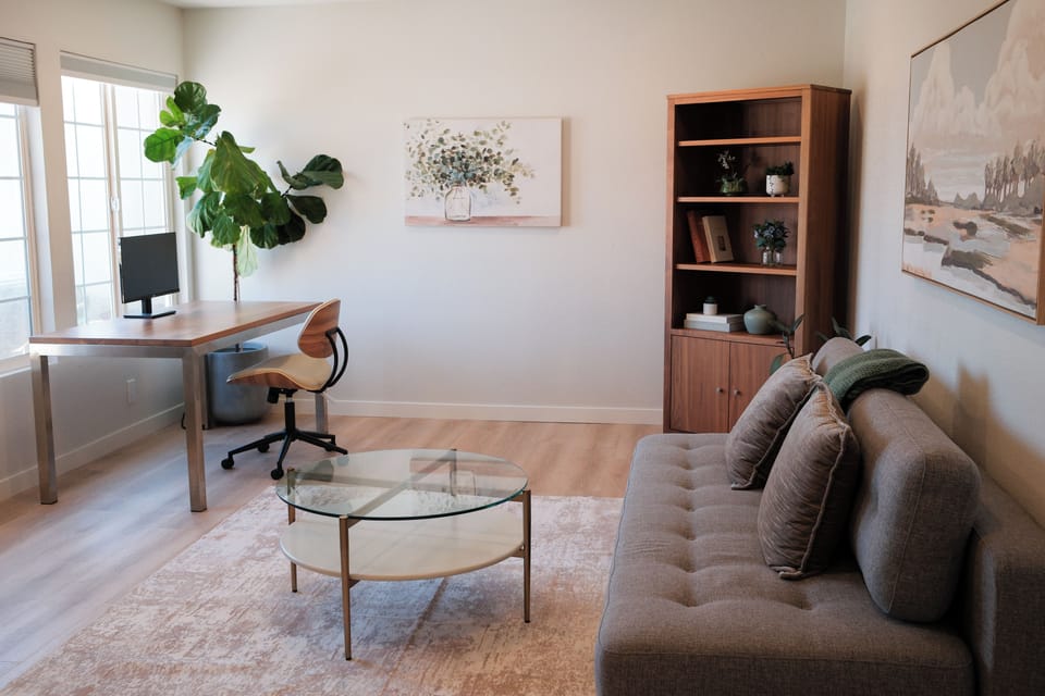 Modern SD Home / Sleeps 6 / Fast WiFi / Beach within 10 miles / Games + BBQ House in Mira Mesa