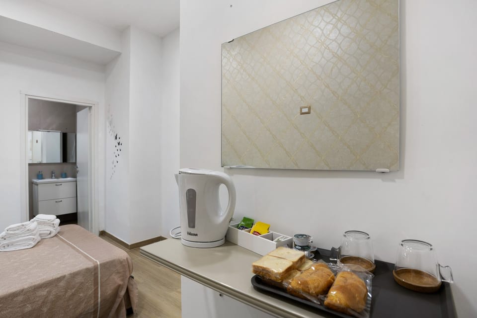 B&B Int'O'Vico – Deluxe Double Room 6 with Wi-Fi and Air Conditioning Bed and Breakfast in Naples