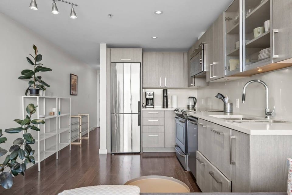 Modern Kitchen: Cook up a storm with top-notch appliances and stylish design!