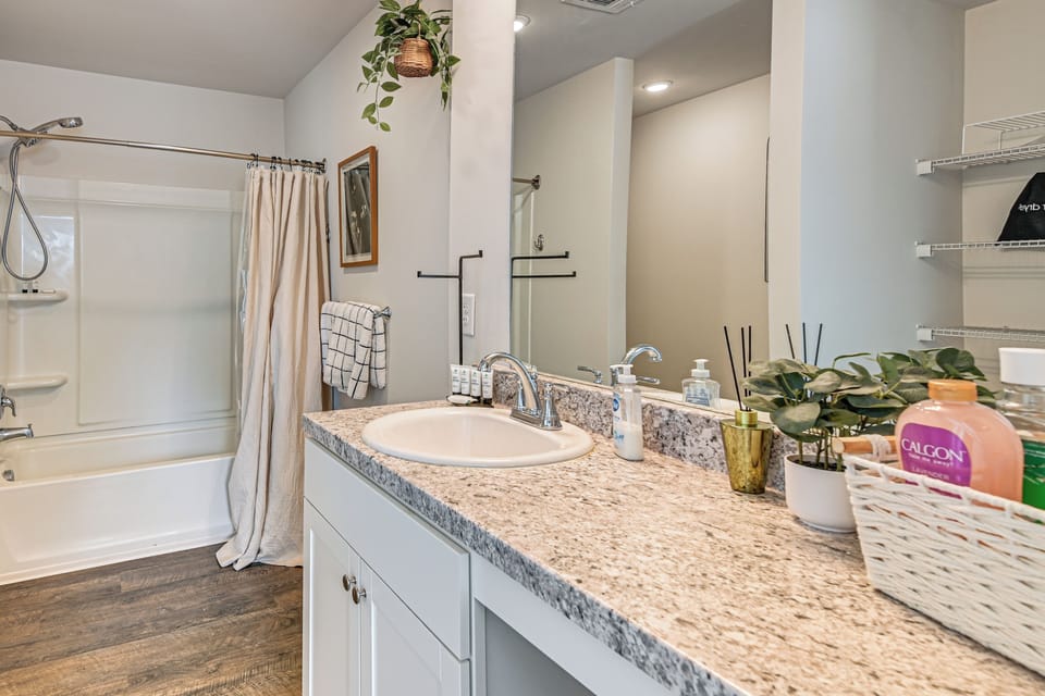 Full Bathroom | 2nd Floor