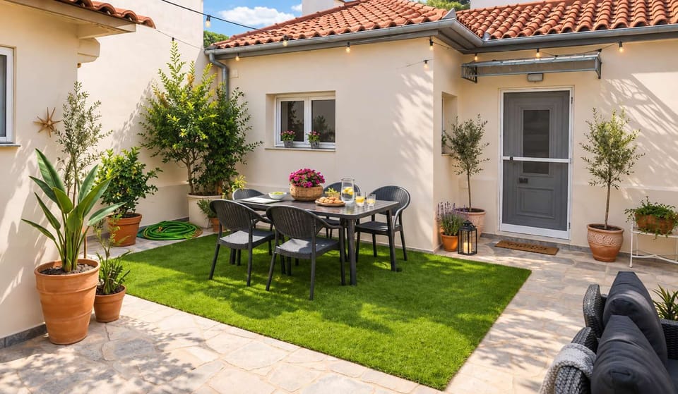 Dine outdoors in a peaceful private courtyard with a comfortable dining table, greenery and plenty of natural light. An ideal spot for breakfast in the sunshine, leisurely lunches or relaxed evening meals
