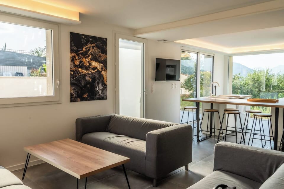 Villa Columbia: pool, hot tub and mountain views near Nice House in Nice