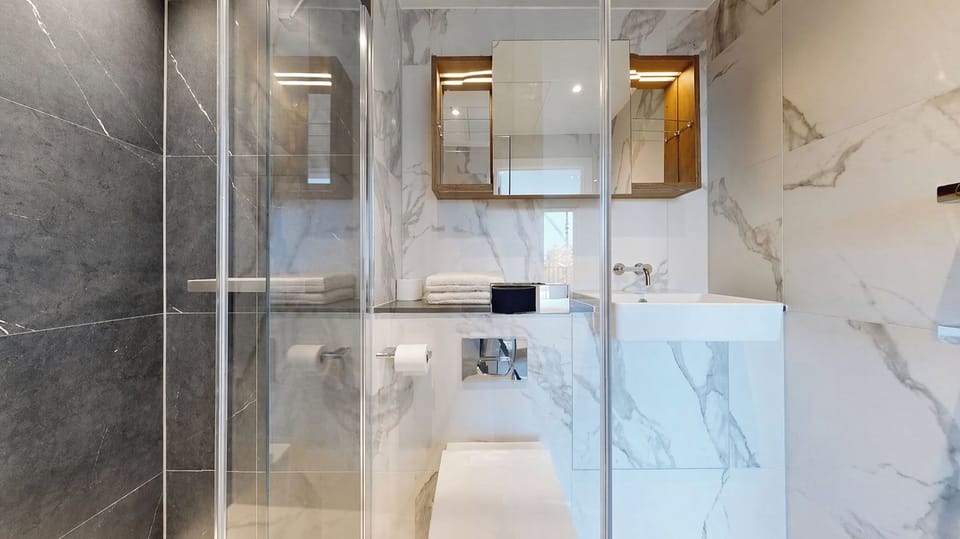 850 Sq ft Bloomsbury Apartment With AC. Bright Floor-to-Ceiling Windows Apartment in London Borough of Islington