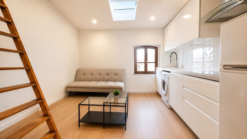 séjour avec cuisine neuve et échelle d´accès à la mezzanine