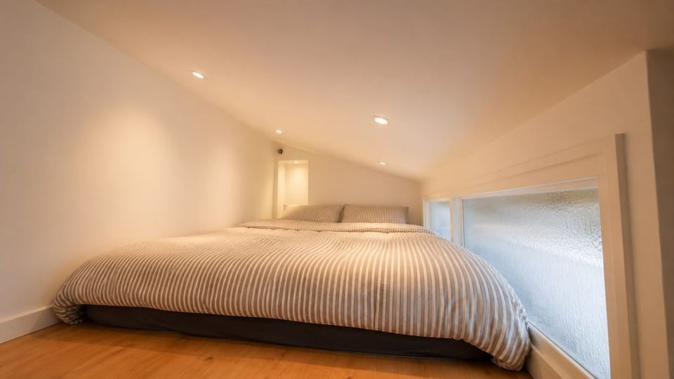 Coin mezzanine avec accès par une echelle donnant sur la pièce a vivre.  Couchage double avec matelas en 160/200 