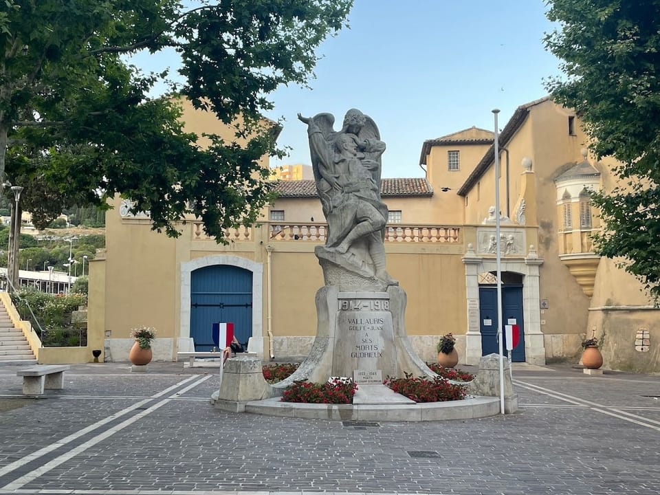 Magnifique place de la Bibliothèque municipale à Vallauris avec le Musée Pablo Picasso à quelques pas…