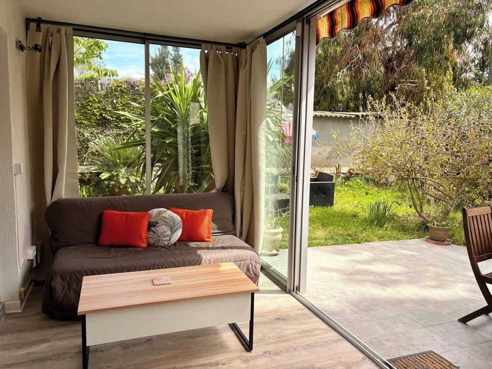 la véranda avec son canapé lit