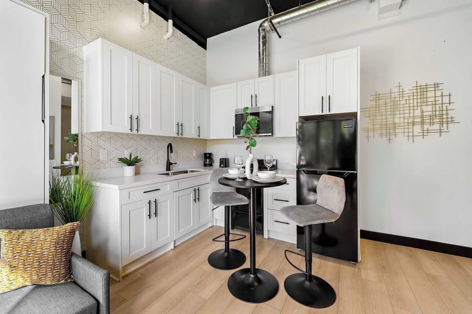 🍳 Sleek kitchen with bar seating and warm wood accents—casual meals made easy, with counter space to spare.