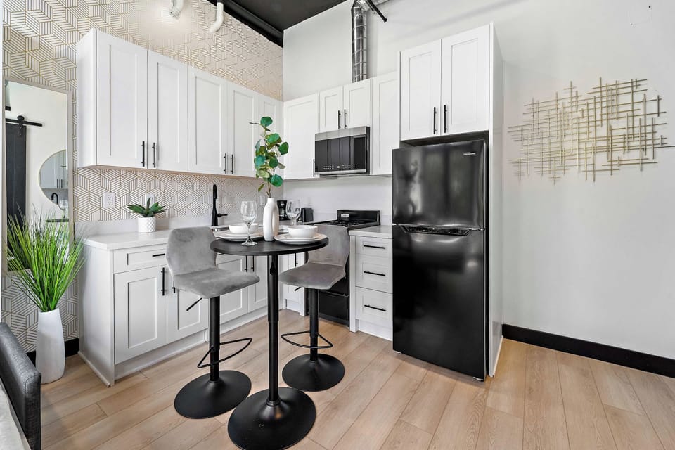 🍽️ Kitchen with bar seating beside the window—casual meals or quick coffee, with the city as your backdrop.