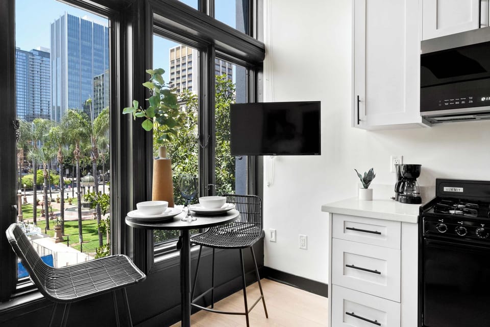 🌳 Bistro-style dining framed by treetop views—a bright corner for coffee or a meal with the city just outside.