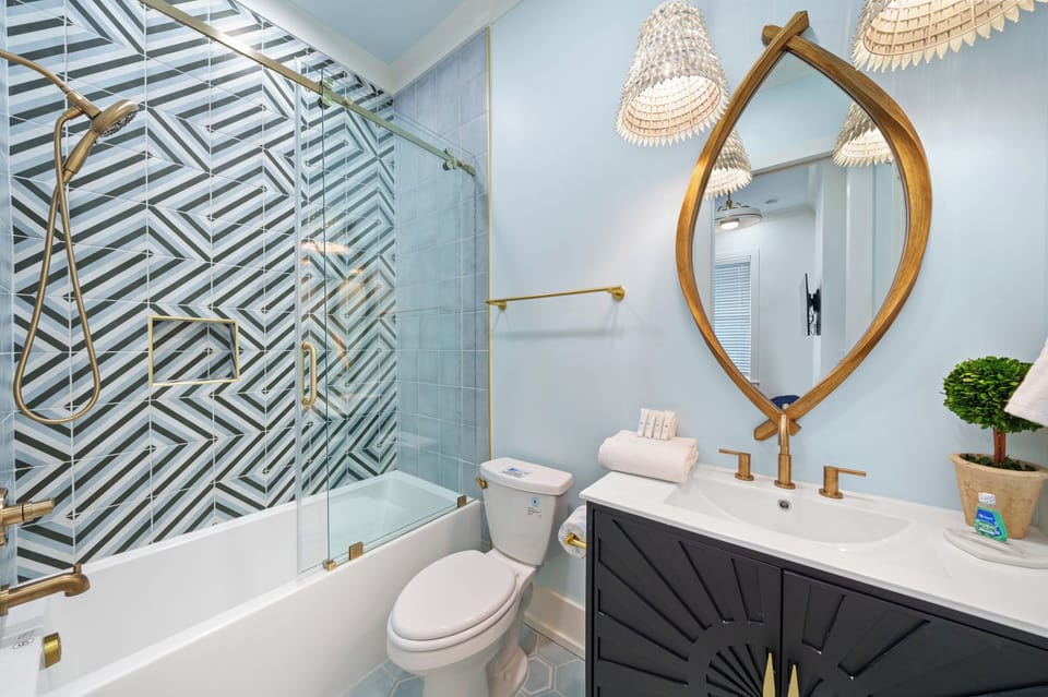 2nd Floor En-suite with Shower/Tub Combo