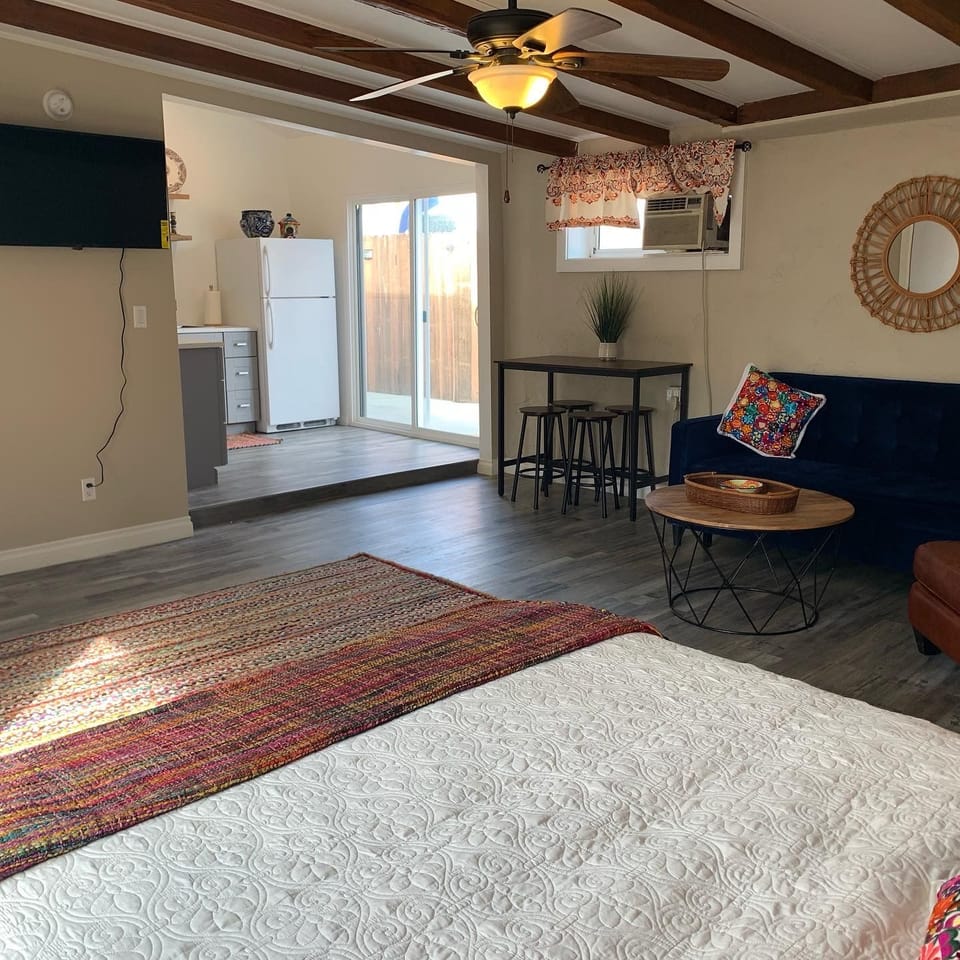 Hawkins Hacienda — 10 min to SoFi, LAX, beach, Kia Apartment in Lawndale