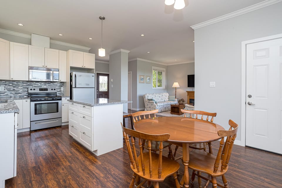 Dedicated dining area set right off the kitchen, ready for memorable family dinners and morning coffee.