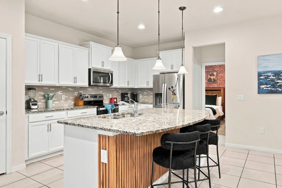 Fully equipped kitchen with granite island