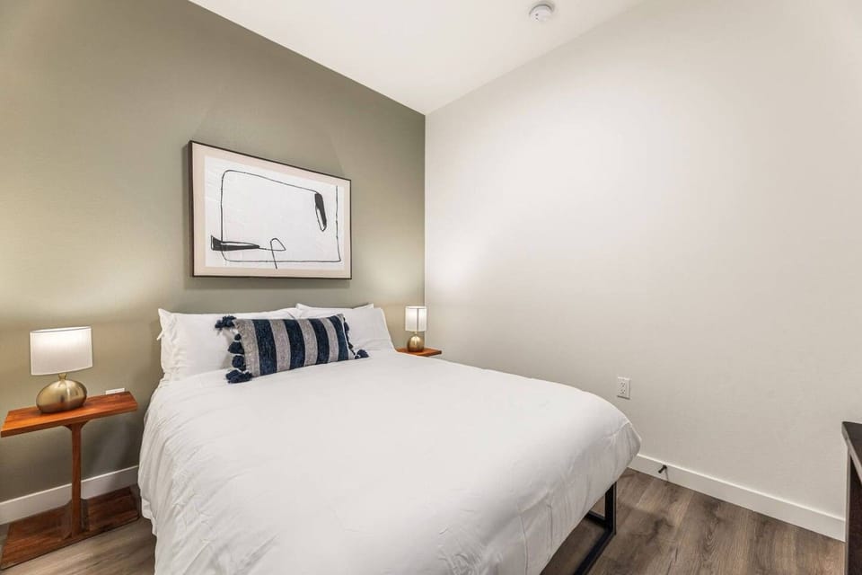 Light-Filled K-town 3BD 3BTH W/Pool, Gym & Parking Apartment in San Fernando Valley