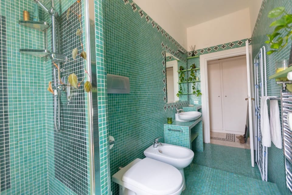 Modern and bright 82-square-meter apartment located on the fifth floor of a building with an elevator (NOT suitable for people with disabilities; there are a few steps to access it). The property is situated in Rome's Ostiense district, in the vicinity o Apartment in Rome
