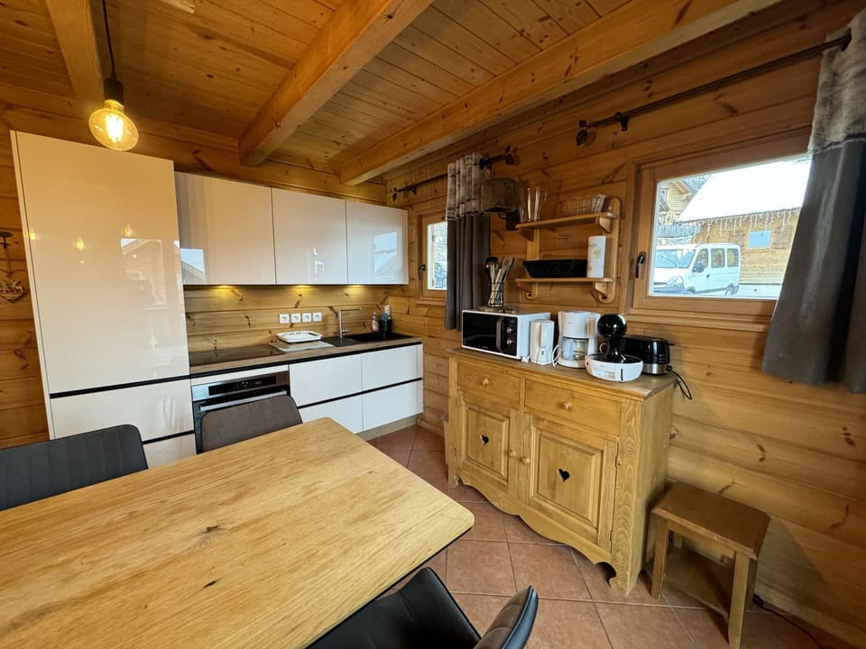 250m from slopes, chalet for 10 & shared pool Chalet in Provence-Alpes-Côte d'Azur