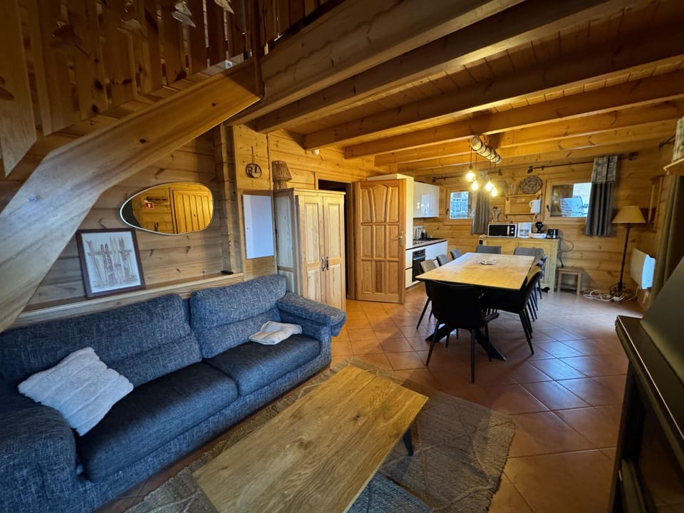 250m from slopes, chalet for 10 & shared pool Chalet in Provence-Alpes-Côte d'Azur