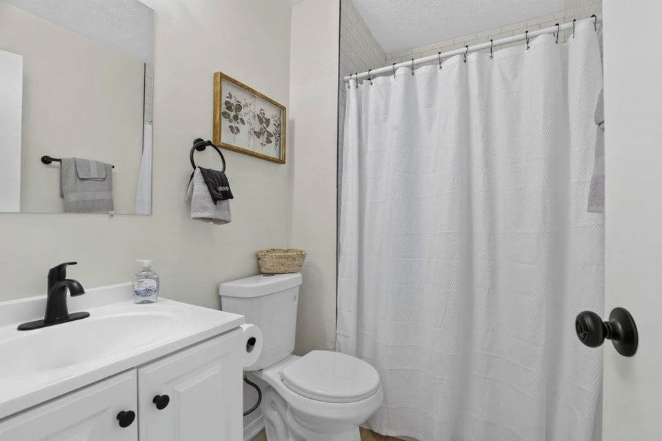 Updated bathroom with tub/shower combo