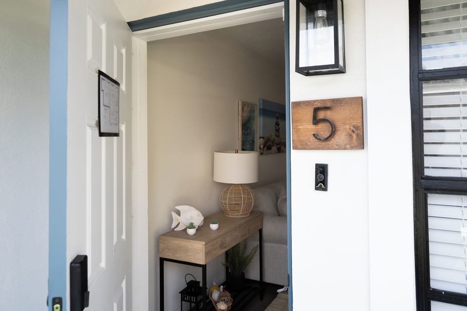 Palm House 1BR – Private entrance to Unit 5 at Palm House