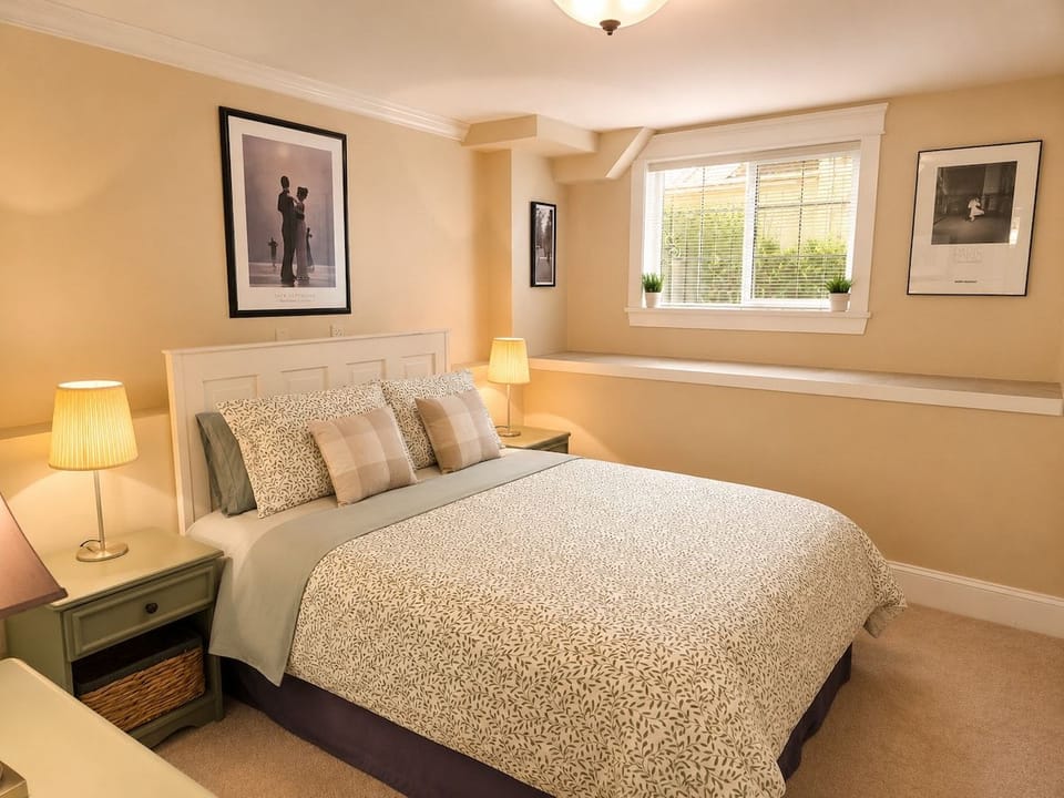 The Maris l Lower Lonsdale Suite l Central & Cozy House in North Vancouver