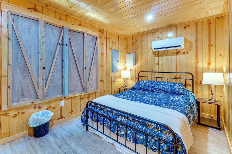 Bedroom 1 | Queen Bed | 1st Floor