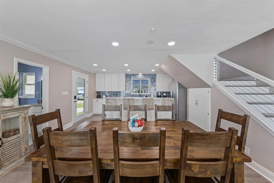 Laguna Vista Dining Table Seats 8