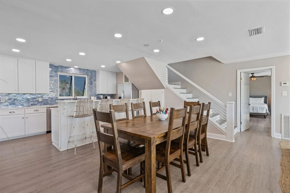Laguna Vista Dining Table Seats 8