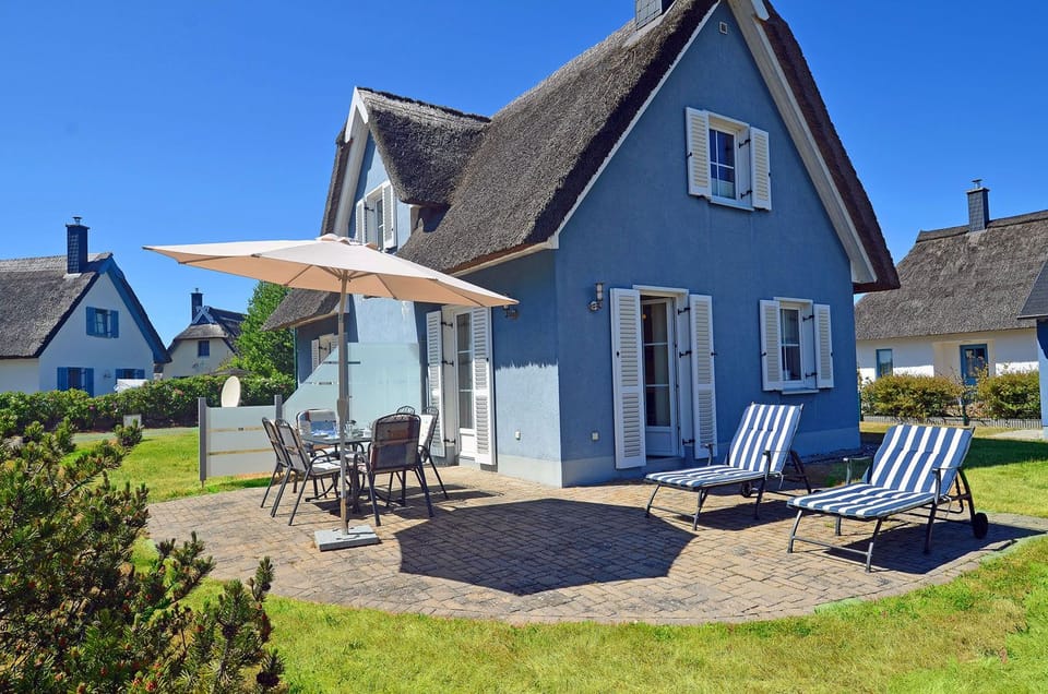Vacation home with a fireplace, about 400 meters from the sandy beach, with a washing machine and Wi-Fi House in Glowe